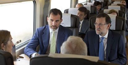 El príncipe Felipe conversa con el presidente del Gobierno, Mariano Rajoy, la ministra de Fomento, Ana Pastor, y el ministro de Exteriores José Manuel García- Margallo.
