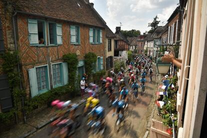 El pelotón recorre el pueblo de Gerberoy, durante la octava etapa de la 105ª edición del Tour de Francia, el 14 de julio de 2018.