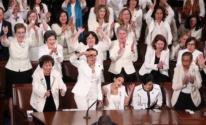 Mujeres demócratas del Congreso estadounidense aplauden después de que el presidente Donald Trump comentó que hay más mujeres en el Congreso que nunca antes en su segundo discurso sobre el Estado de la Unión en el Capitolio de los EE UU, el 5 de febrero de 2019.