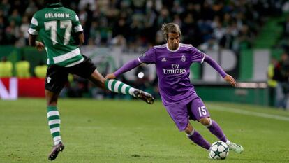 Coentrao ante Gelson en el Sporting-Madrid de la fase de grupos de la Champions.