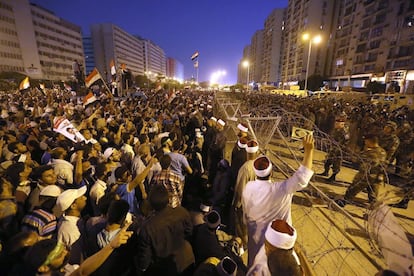 Seguidores del depuesto presidente egipcio Mohamed Morsi, protestan ante la sede de la Guardia Republicana donde permanece recluido junto con sus colaboradores.