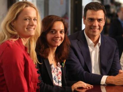 Pedro Sánchez con Zaida Cantera, Sara Hernández y Meritxell Batet.