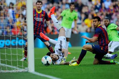 Messi observa la trayectoria del balón en el primer gol del partido.