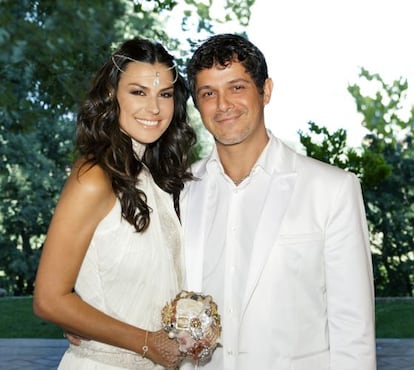 Alejandro Sanz junto con su mujer, Raquel Perera, el d&iacute;a de su boda.