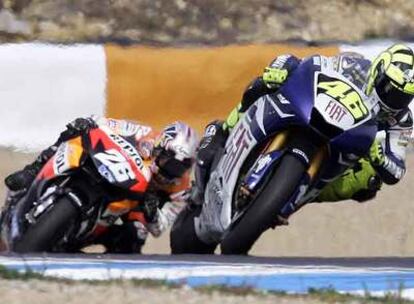 Rossi, por delante de Pedrosa durante la carrera de ayer.