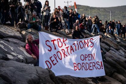 Los dos primeros barcos con bandera turca zarparon de Lesbos con 136 personas a bordo. Un tercer barco partió desde la isla de Quíos, con 66 migrantes, todos con destino a Turquía. En la imagen, activistas alemanes protestan en el puerto turco en Izmir, el 4 de abril de 2016.