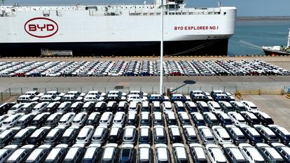 Coches eléctricos de BYD esperan en el puerto de Lianyungang, en China.