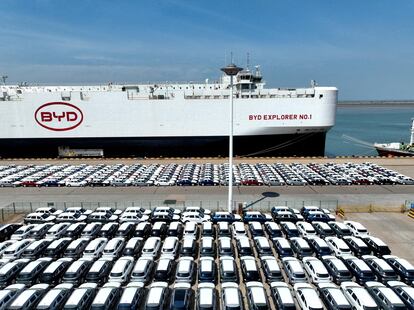 Coches eléctricos de BYD esperan en el puerto de Lianyungang, en China.