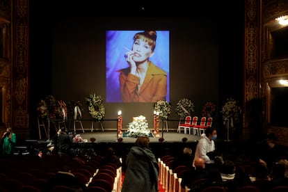 Escenario del Teatro Español, en Madrid, con el féretro de la actriz Verónica Forqué y una imagen de la intérprete.