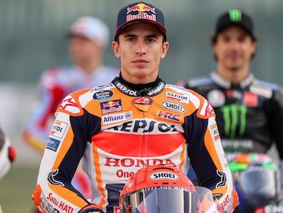 Marc Márquez posa para la foto oficial de la temporada en el circuito de Losail, en Qatar.