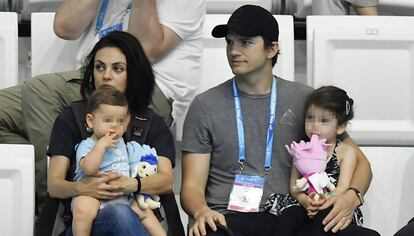 Los actores Ashton Kutcher y Mila Kunis, este lunes en la competición de natación sincronizada en los Mundiales de Budapest.