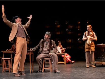 Escena de la obra de teatro 'Luces de bohemia', dirigida por Eduardo Vasco, en el teatro Español de Madrid.