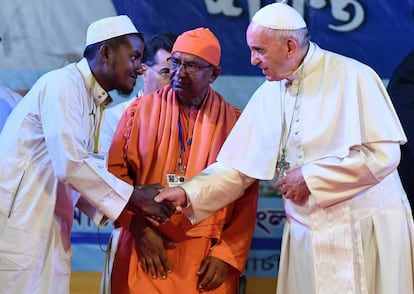 El papa Francisco estrecha la mano a un refugiado rohingya durante una reunión ecuménica e interreligiosa por la paz en el jardín del Arzobispado en Dacca (Bangladés).