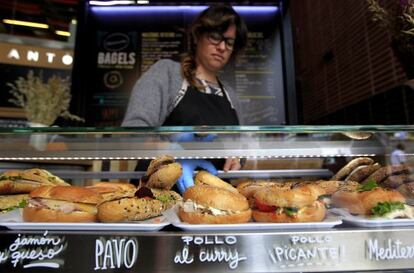 El nuevo puesto de bagels del mercado de San Antón.
