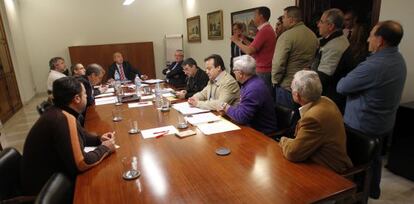 Los trabajadores entran en el Consejo de Administración de la EMT y se dirigen al concejal Alfonso Novo.