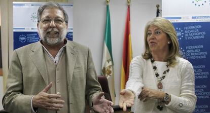 Ángeles Muñoz y el alcalde de Dos Hermanas y expresidente de la FAMP, Francisco Toscano, en noviembre pasado.