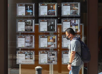 Escaparate con anuncios de alquiler y venta de viviendas en una calle de Madrid.