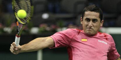 Almagro devuelve de revés en un partido de la Copa Davis de 2012.