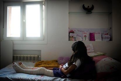 Aitana en el salón de su piso de Madrid, este jueves.