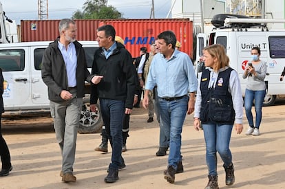 De izquierda a derecha, el rey Felipe VI, el presidente del Gobierno, Pedro Sánchez, el presidente de la Generalitat Valenciana, Carlos Mazón, y la delegada del Gobierno en la Comunidad Valenciana, Pilar Bernabé.