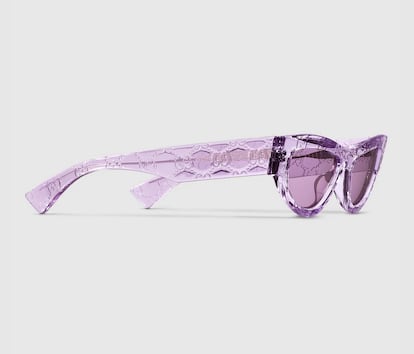 Gucci, en su desfile 'prefall' 2025, nos presenta la que es probablemente la propuesta más inesperada en gafas de sol: la serie Guccissima, un diseño completamente monocolor (lentes incluidas) con una montura de acetato en la que el motivo GG se ha grabado en toda la superficie.