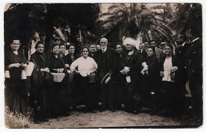 Gonzalo Bilbao, la maestra Encarna y parte de las cigarreras de su cuadro. 1930 ca.