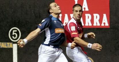 Martínez de Irujo golpea una pelota en presencia de Olaizola II en un momento del partido.