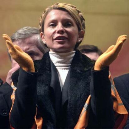Yulia Timoshenko aplaude a Yúshenko en una manifestación.