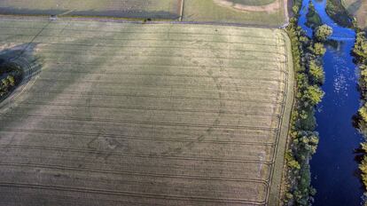 Imagen aérea del campo de cultivo bajo el cual yace el monumento.