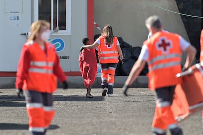 Personal de Cruz Roja acompaña a un menor migrante a su llegada a El Pinar (EL Hierro).
