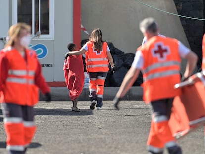 Personal de la Cruz Roja con un menor migrante en El Hierro el 25 de diciembre.