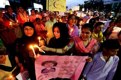 Cientos de personas participan en una protesta en la que se pide justicia por la violación y asesinato de una niña de ocho años nómada en Kathua, Bhopal (India).