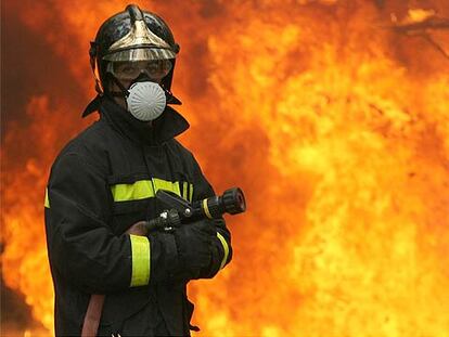 Un bombero de Pontevedra, ayer frente a las llamas del incendio de Soutomaior.