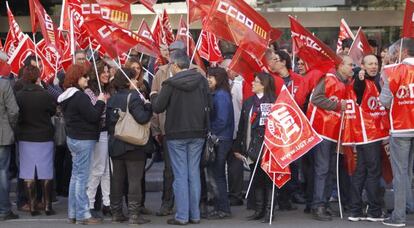 Concentración de delegados sindicales a las puertas de la Delegación del Gobierno en Valencia.