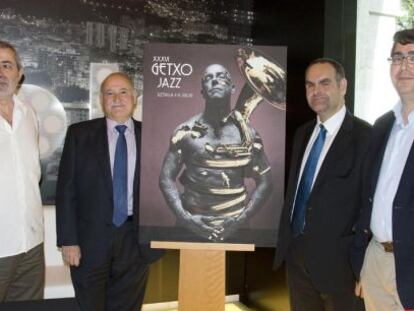 Desde la izquierda, Iñaki Saitua, director del festival; Gorka Martínez, de BBK; el concejal de Cultura, Koldo Iturbe, y el director general de Cultura, Gonzalo Olabarria, ayer en Getxo.