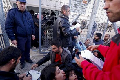 La puerta abierta. Solo unos pocos consiguieron ayer atravesar la pequeña puerta que comunica con Macedonia mientras continuan llegando refugiados por centenares a Idomeni.