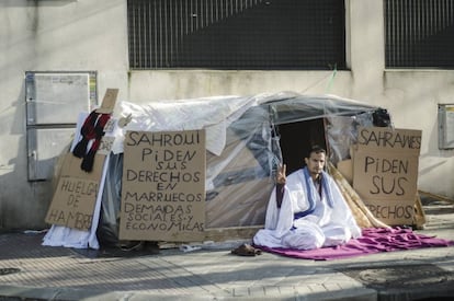 Mohamed Alamin, ante la haima donde desarrolla su huelga de hambre