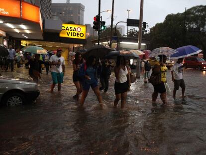 A chuva alagou, entre outros, o bairro de Botafogo, no Rio.