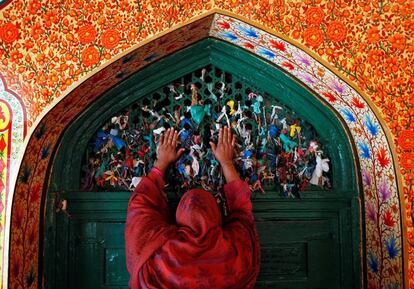 Una mujer reza en el santuario Sufi Saint Khawaja Naqshband durante el Ramadán, mes santo del ayuno, en Srinagar (India).