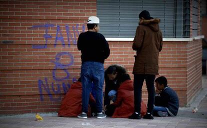 Chavales menores de edad pasan los días en la calle apostando en timbas.