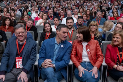 Desde la izquierda, Ximo Puig, expresidente de la Generalitat Valenciana; Pedro Sánchez, secretario general del PSOE; Diana Morat, líderesa del PSPV-PSOE, y Pilar Bernabé, delegada del Gobierno en Valencia, este sábado.