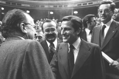 Santiago Carrillo (i), felicita al presidente del Gobierno, Adolfo Suárez, tras ser aprobado el texto del proyecto constitucional, 31 de octubre de 1978