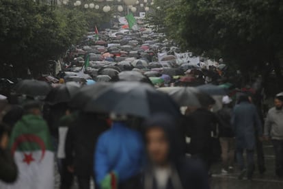 Manifestantes argelinos salen a las calles de la capital, Argel, para protestar contra el gobierno en Argelia, el viernes 15 de noviembre.