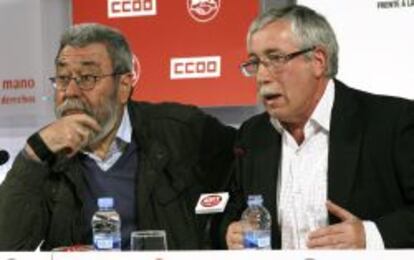 Los secretarios generales de CCOO y UGT, Ignacio Fernández Toxo (d) y Cándido Méndez (i), respectivamente, presentando las movilizaciones del Primero de Mayo. EFE/Kote Rodrigo