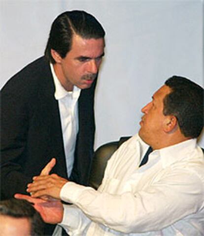 Aznar se despide del presidente de Venezuela, Hugo Chávez, al finalizar la cumbre.