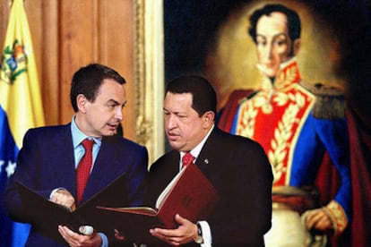 José Luis Rodríguez Zapatero, a la izquierda, con el presidente de Venezuela, Hugo Chávez, en Caracas.