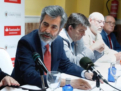 El presidente del Tribunal Supremo y del CGPJ, Carlos Lesmes, durante la clausura del curso de la Universidad Complutense "Pacto de Estado para la Justicia", tras ofrecer una conferencia sobre su visión de las reformas que necesita la Justicia en España. EFE/Ángel Díaz