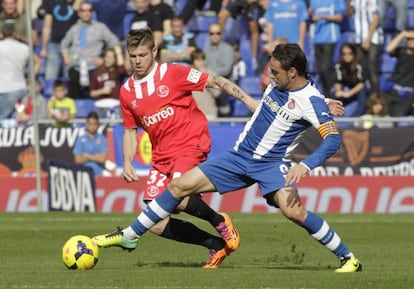 El delantero del RCD Espanyol, Sergio Garcia (d), intenta controlar el balón ante el defensa del Sevilla CF , Alberto Moreno (i), durante el partido de liga correspondiente a la 13 jornada disputado hoy en el estadio de Cornellà-El Prat.