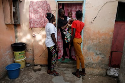 Khadjou Sambe habla con Diadou Ndiaye, mientras una joven surfista la acompaña, en Ngor, Dakar, Senegal, 30 de julio de 2020. Sin inmutarse por el aplazamiento de los Juegos Olímpicos, Sambe entrena siempre que las condiciones lo permiten en el poderoso rompiente de surf cerca de su casa en el distrito difícil de Ngor, el punto más occidental del continente africano.