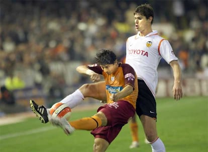 Jesús Vázquez y Zigic pelean el balón.